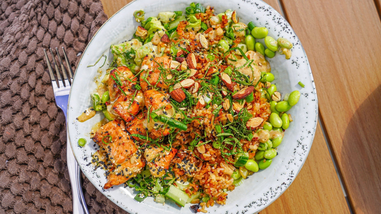 Crispy Rice Salad med laks, avocado, edamame og gomadressing