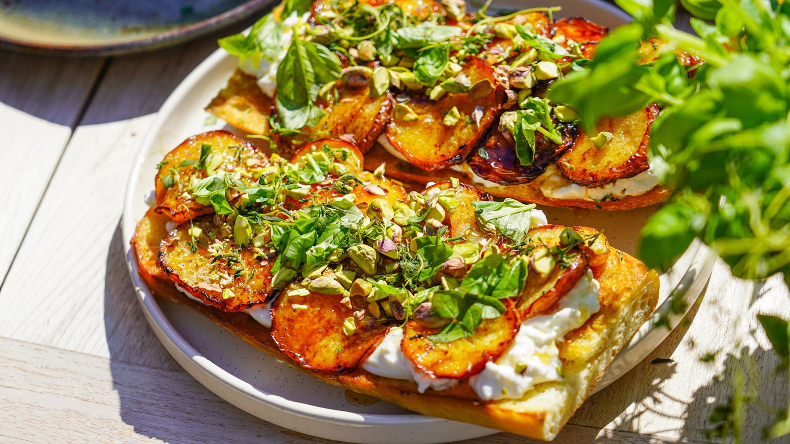 Ristet surdejsbrød med stegt fersken, burrata, honning & pistacienødder