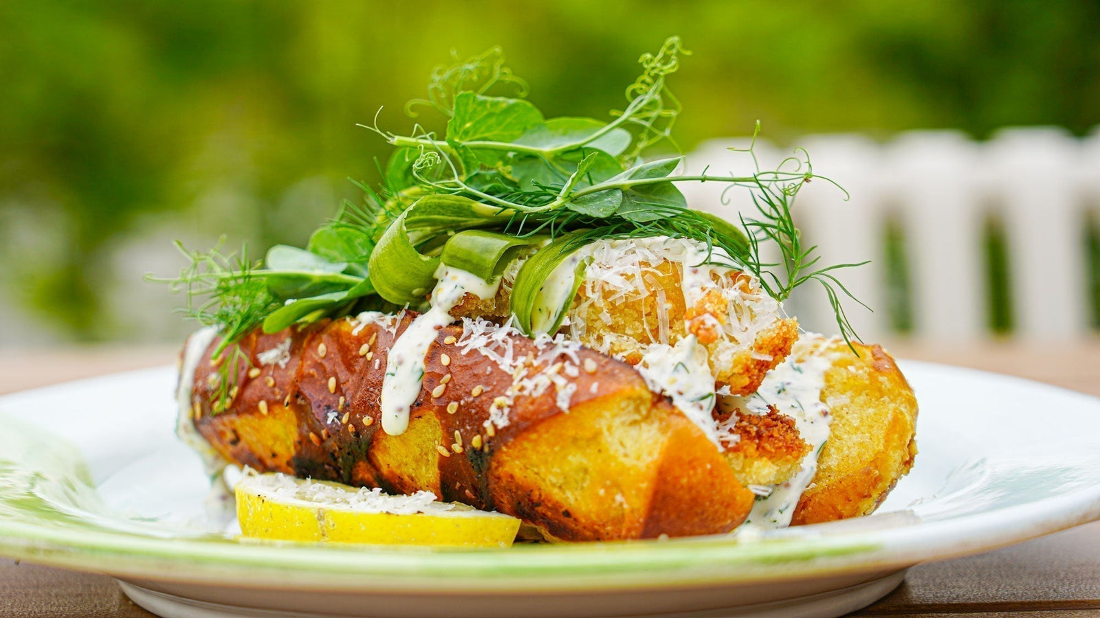 Crispy fiskehotdog med parmesan, dildmayo & råsyltet agurk