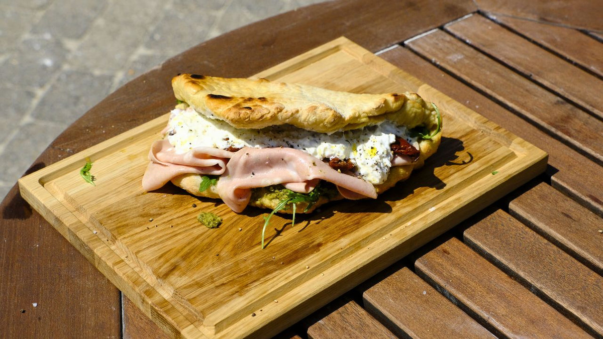 PizzaSandwich med mortadella, burrata og pesto