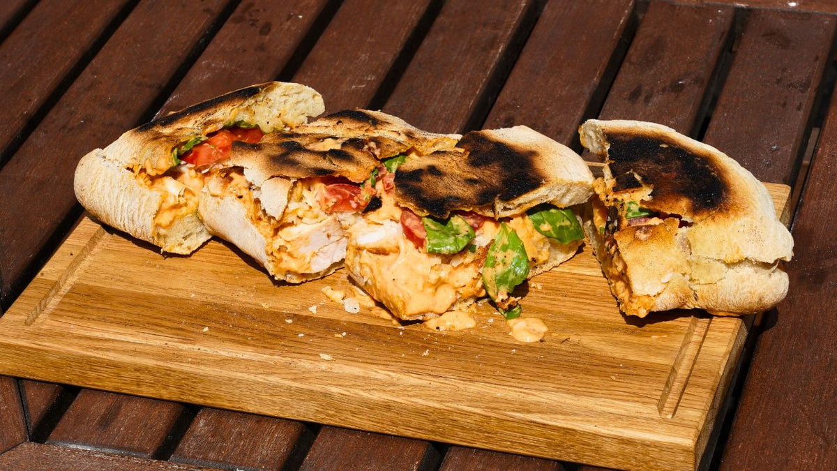 Pizzasandwich med kylling, rød pesto og mozzarella