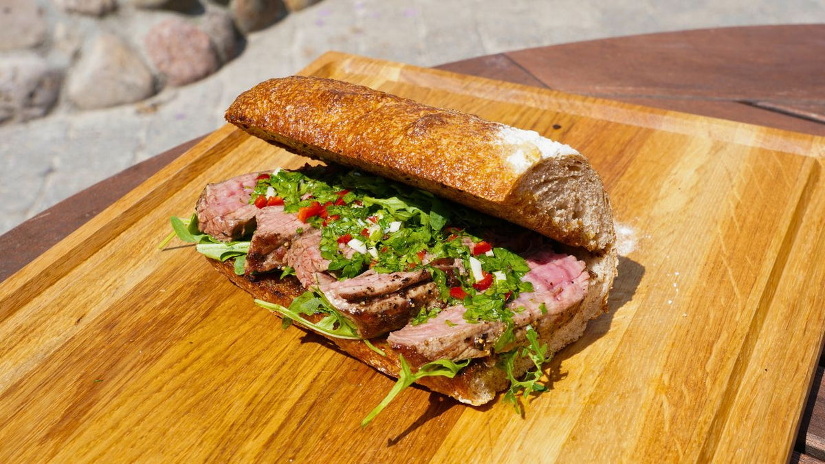 Steak sandwich med chimichurri på grillen