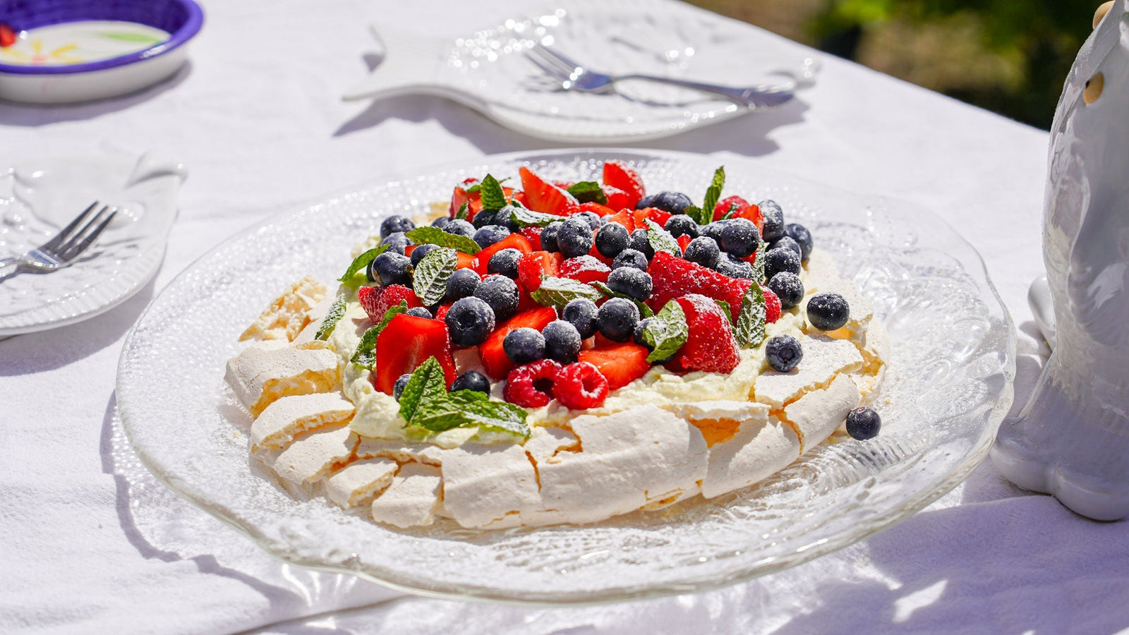 Klassisk Pavlova med friske bær & mynte