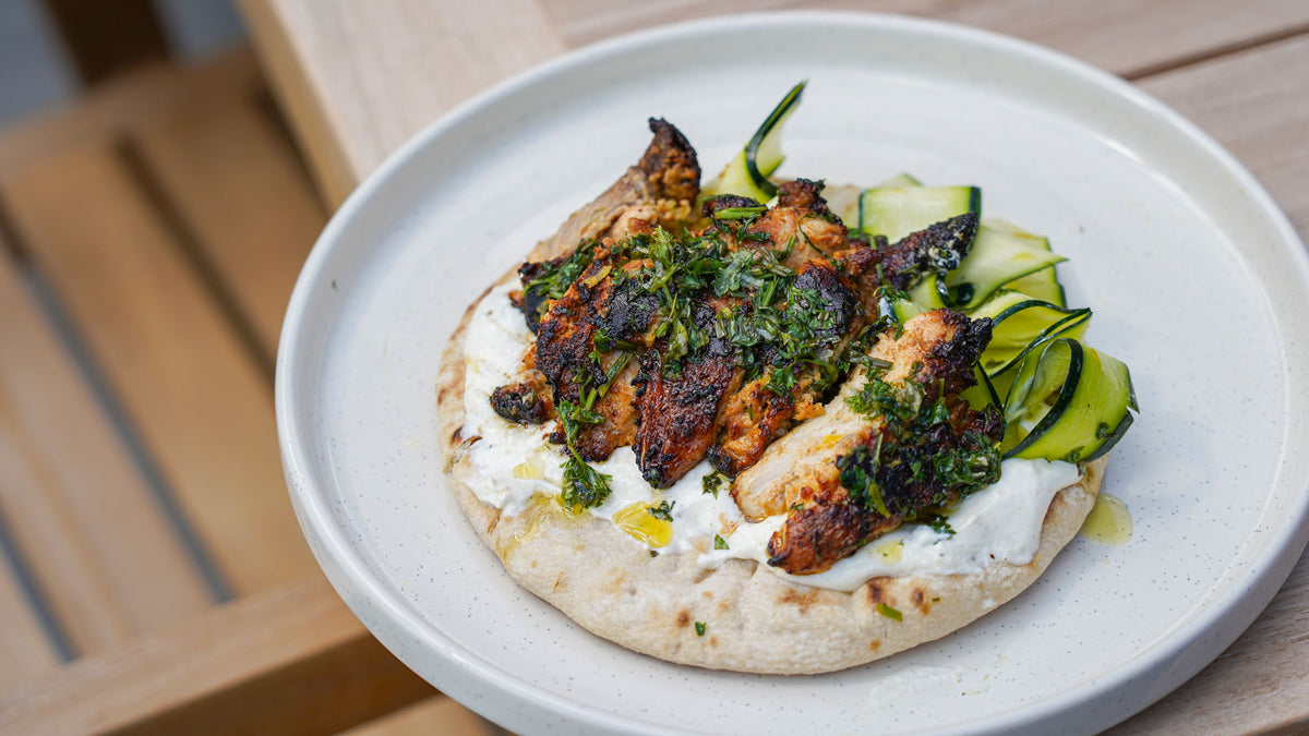Saftige kyllingespyd med yoghurt-marinade & urteolie