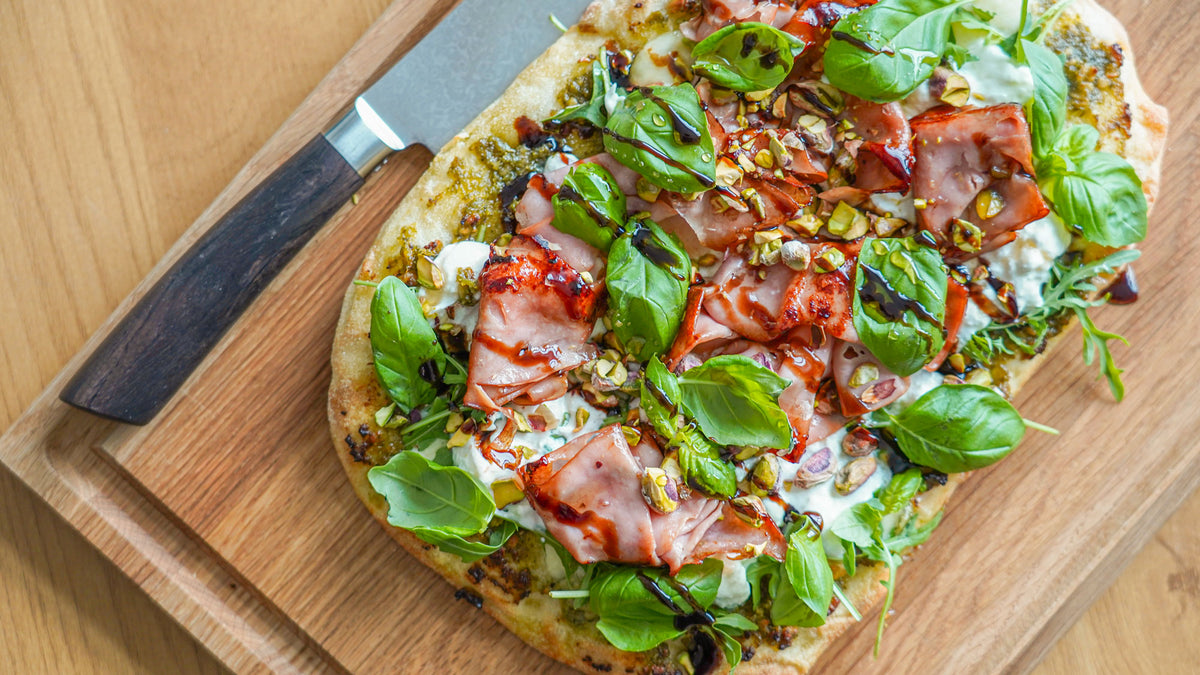Pinsa med mortadella, burrata og pistacie