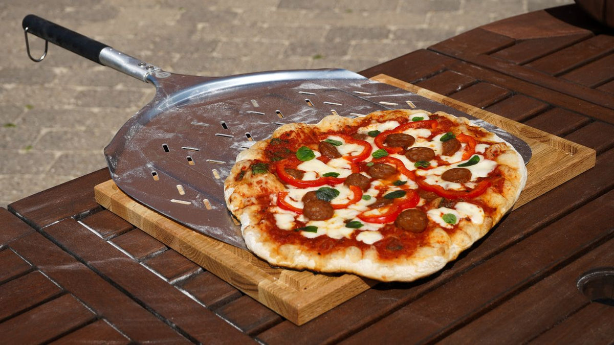 Pizza med chorizo på pizzaspade