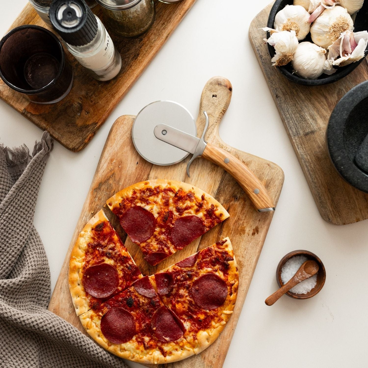 Pizzaskære i 67 lag damaskusstål