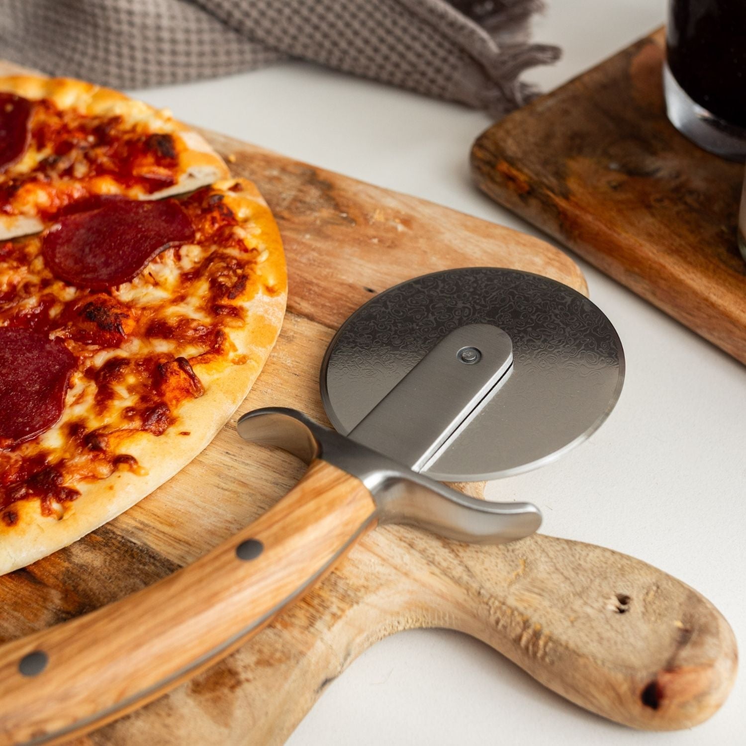 Pizzaskære i 67 lag damaskusstål