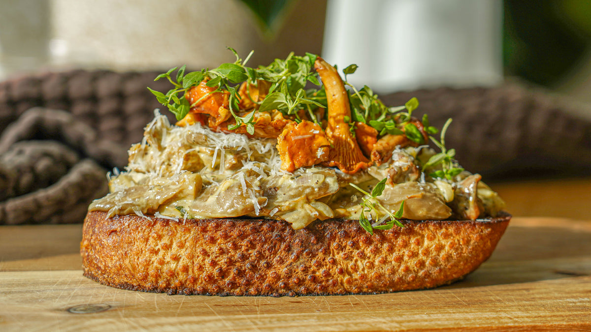 Cremet svampetoast med parmesan