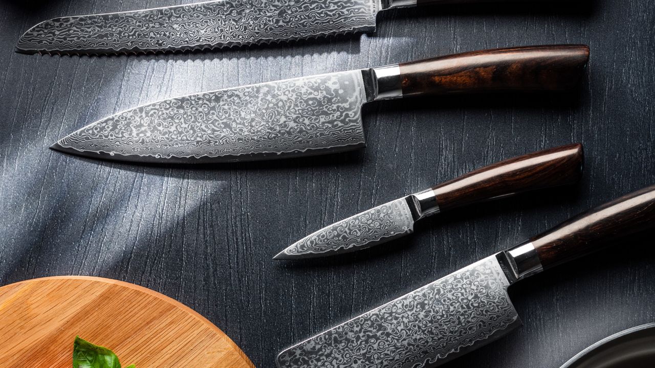 Komplet damaskus knivsæt fra Qookware vist i moderne køkkenmiljø