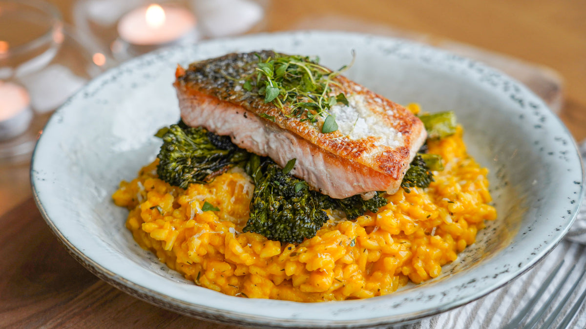 Græskarrisotto med sprødstegt laks og broccolini