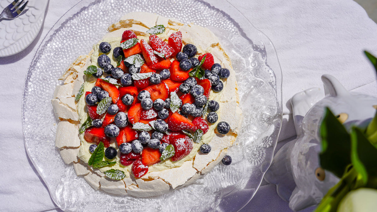 Klassisk Pavlova med friske bær & mynte