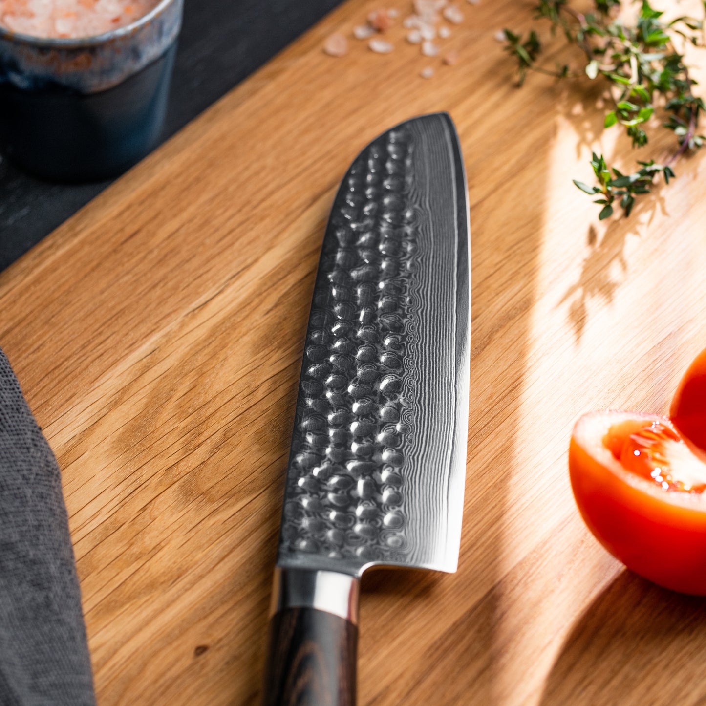 Santoku kniven har et smukt damaskus mønster