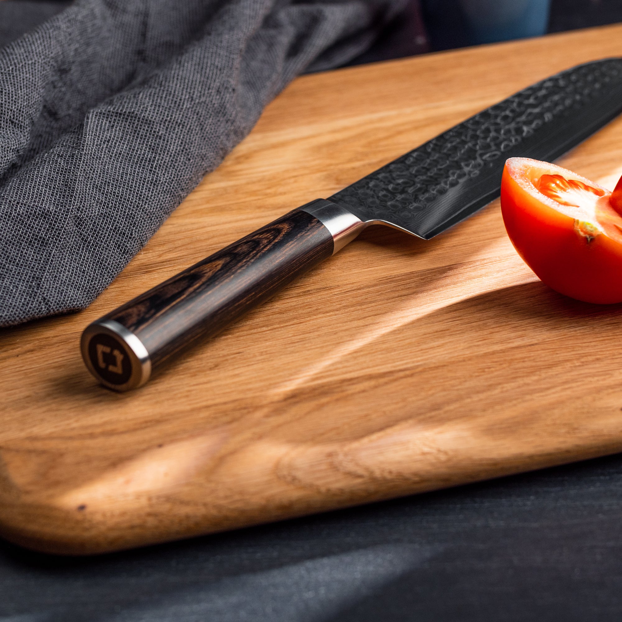 Santoku kniven har et vandafvisende skæfte i pakkatræ