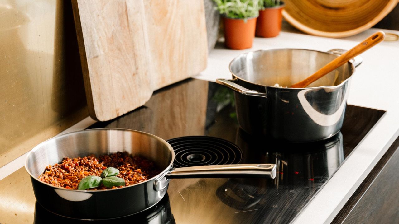 Alt du skal vide om gryder og pander i rustfrit stål