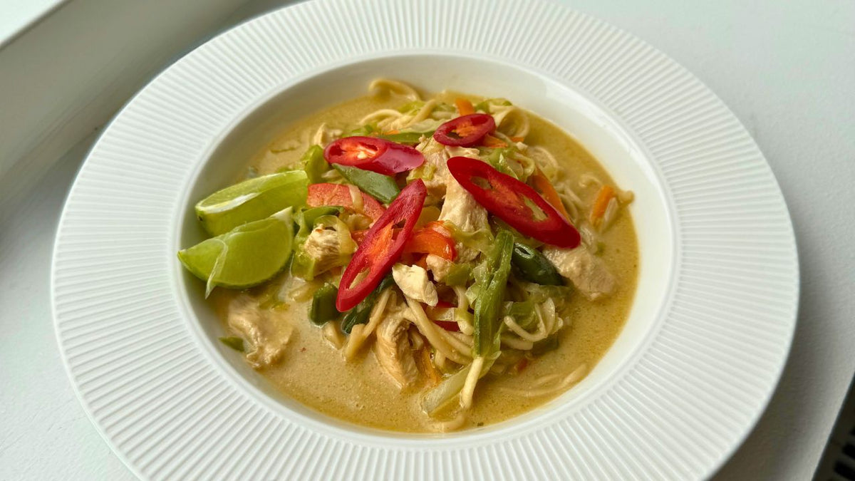 Asiatisk nudelsuppe med kokosmælk, kylling og spidskål