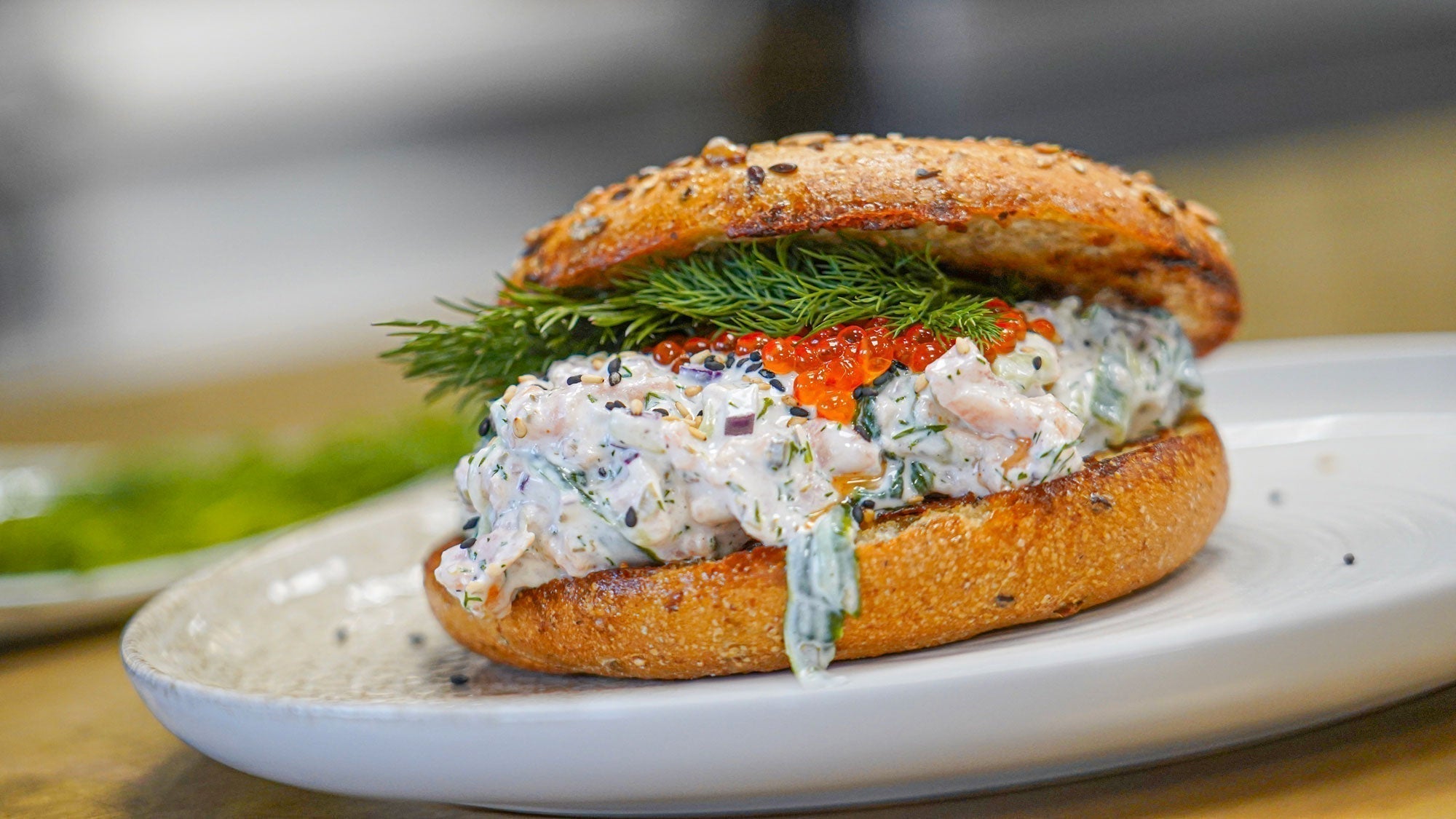 Sprød bagel med cremet laksesalat & agurk