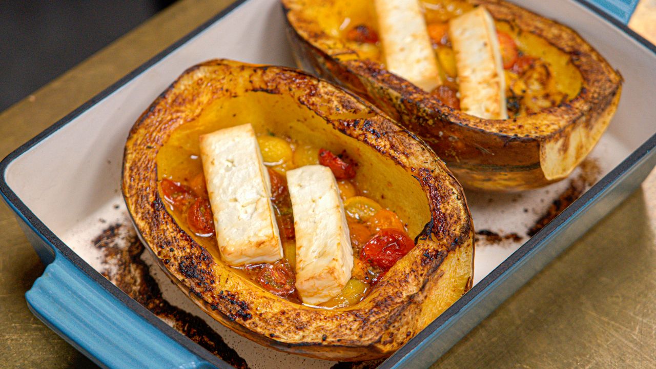 Bagt spaghetti squash med feta og cherrytomater