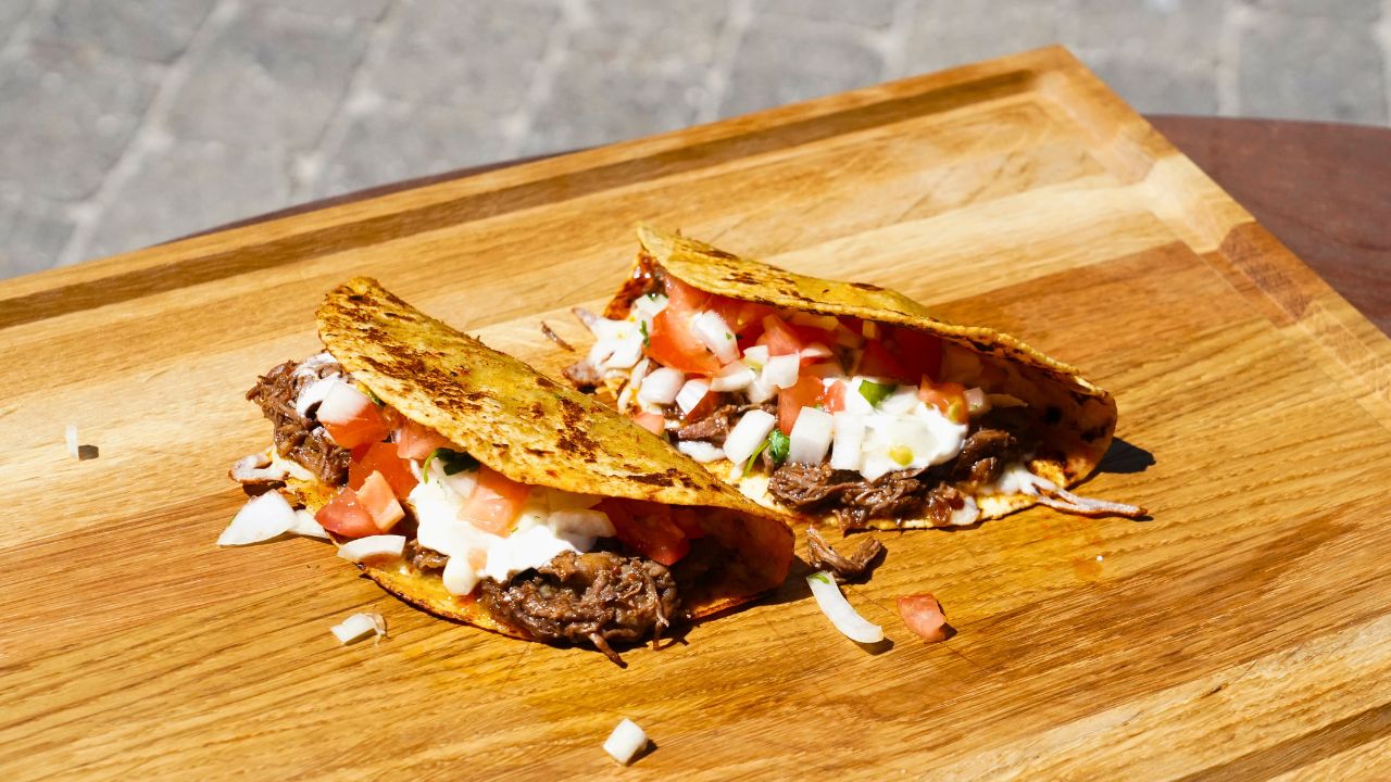 Birria Tacos med smeltet ost og frisk pico de gallo