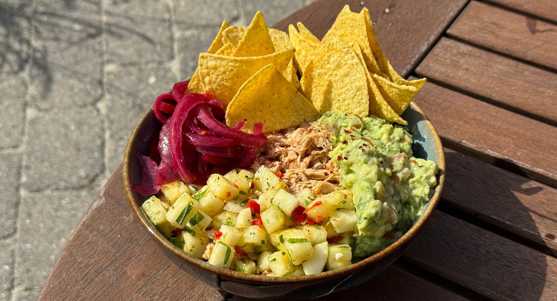 Bowl med pulled chicken, guacamole og ananassalsa