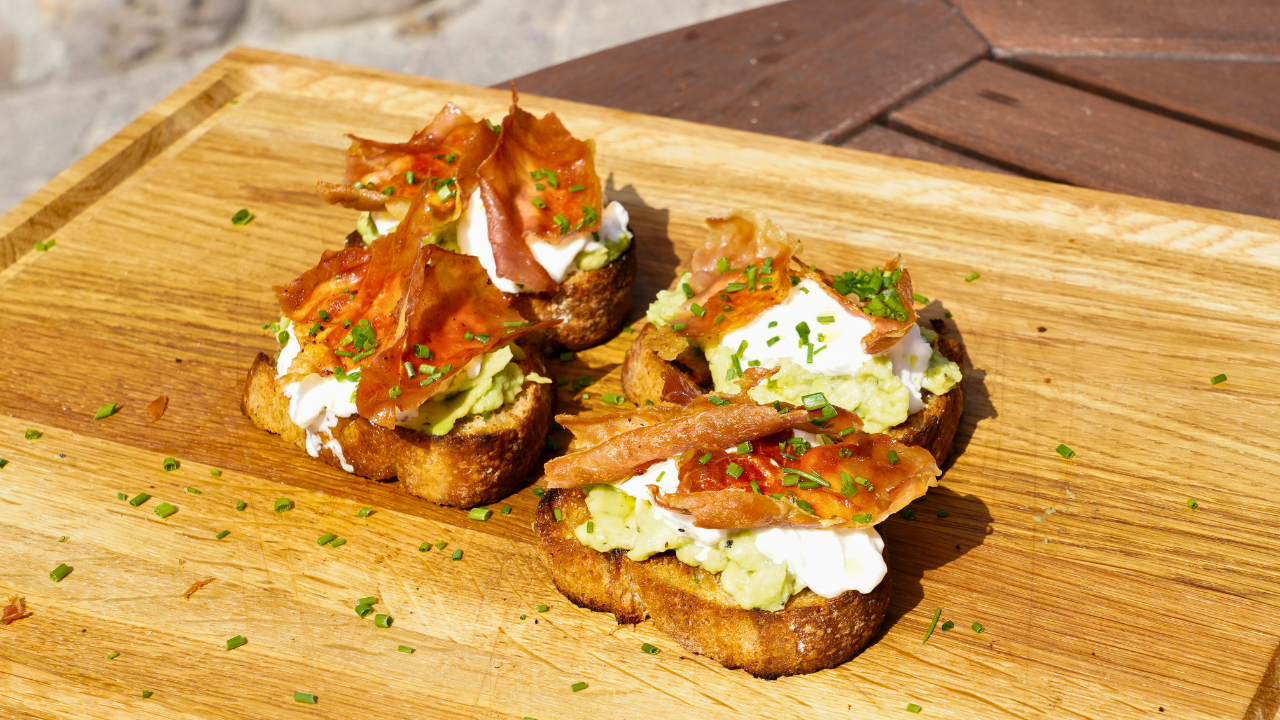 Bruschetta avocado, chiliolie, burrata og sprød serranoskinke