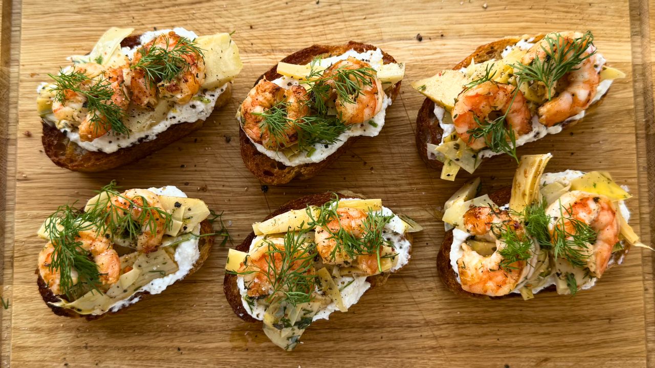 Bruschetta med artiskok, kæmperejer og citronricotta