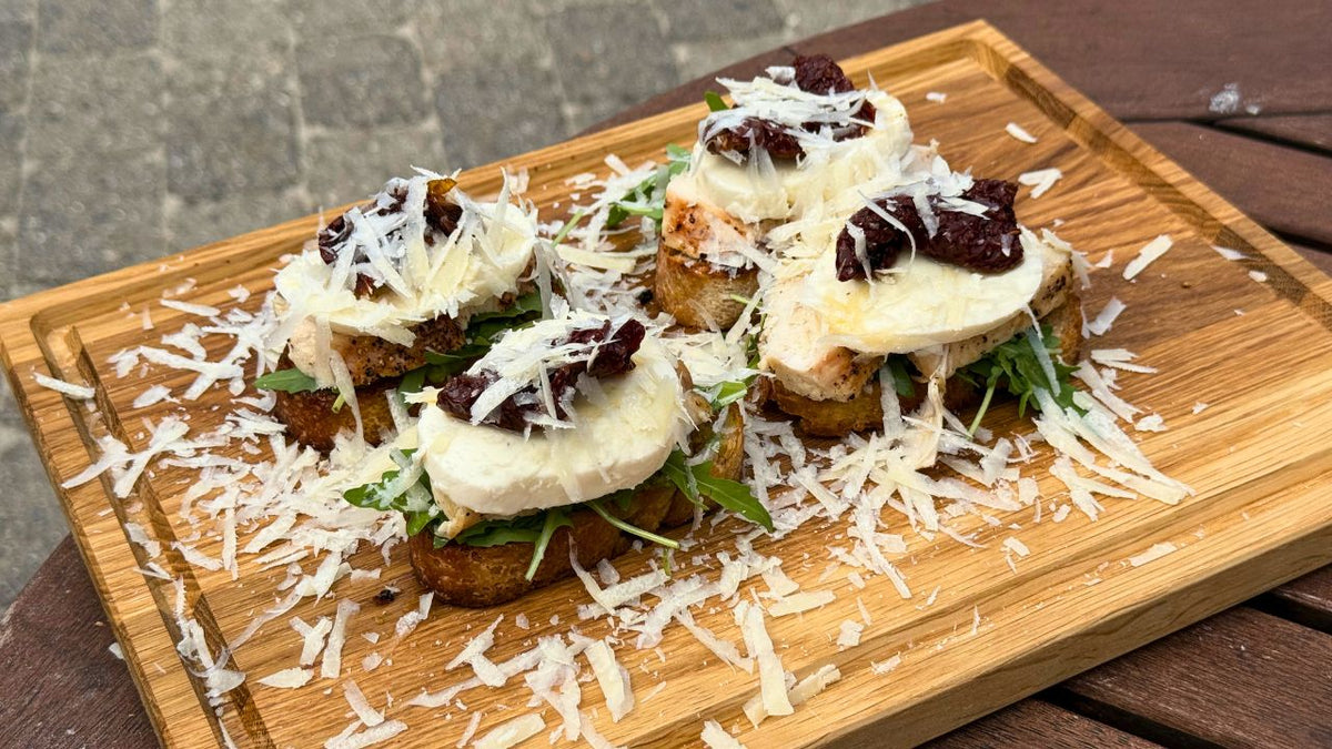 Bruschetta med kylling, pesto, soltørrede tomater og frisk mozzarella