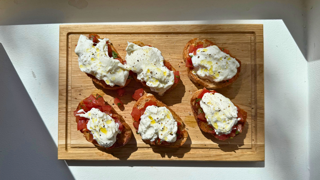 Bruschetta med burrata, tomat og frisk basilikum