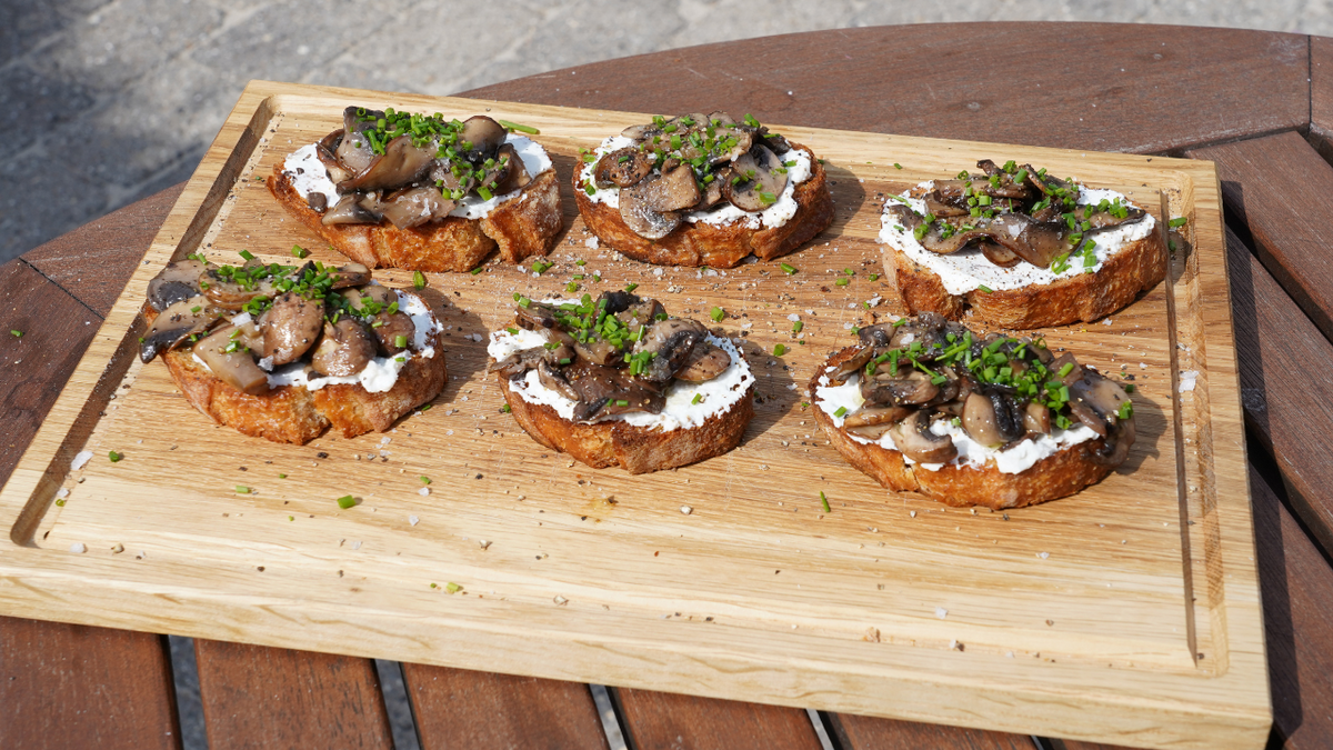 Bruschetta med svampe, hvidløg og ricotta