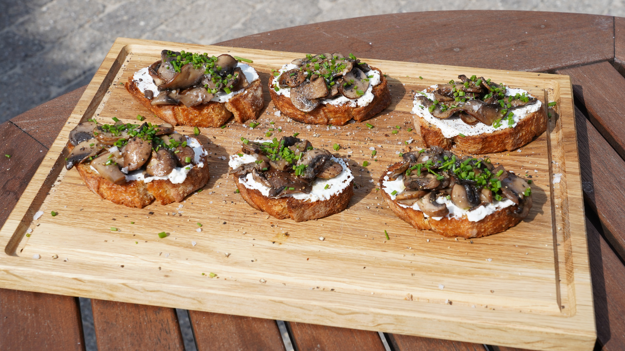 Bruschetta med svampe, hvidløg og ricotta