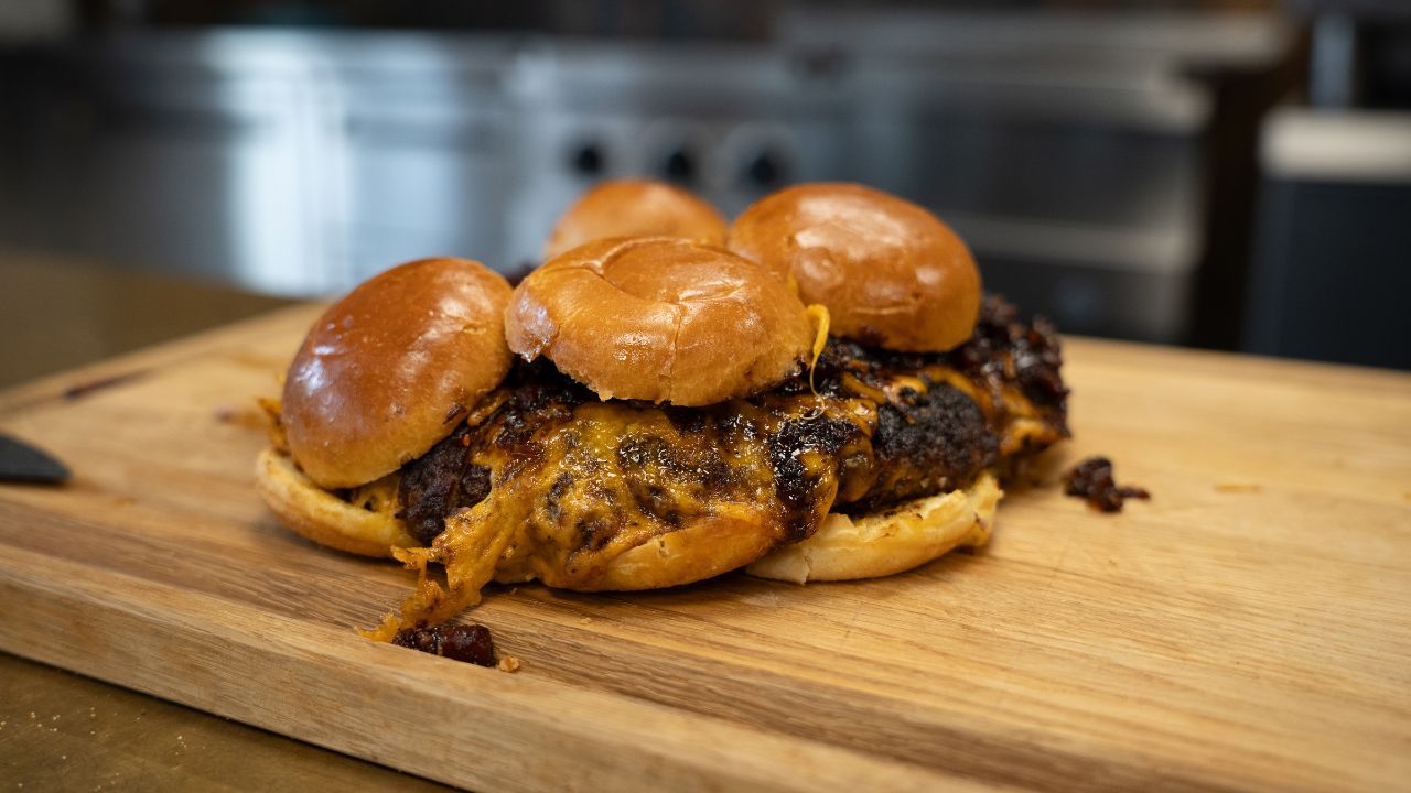 Burger Sliders med ost og baconjam