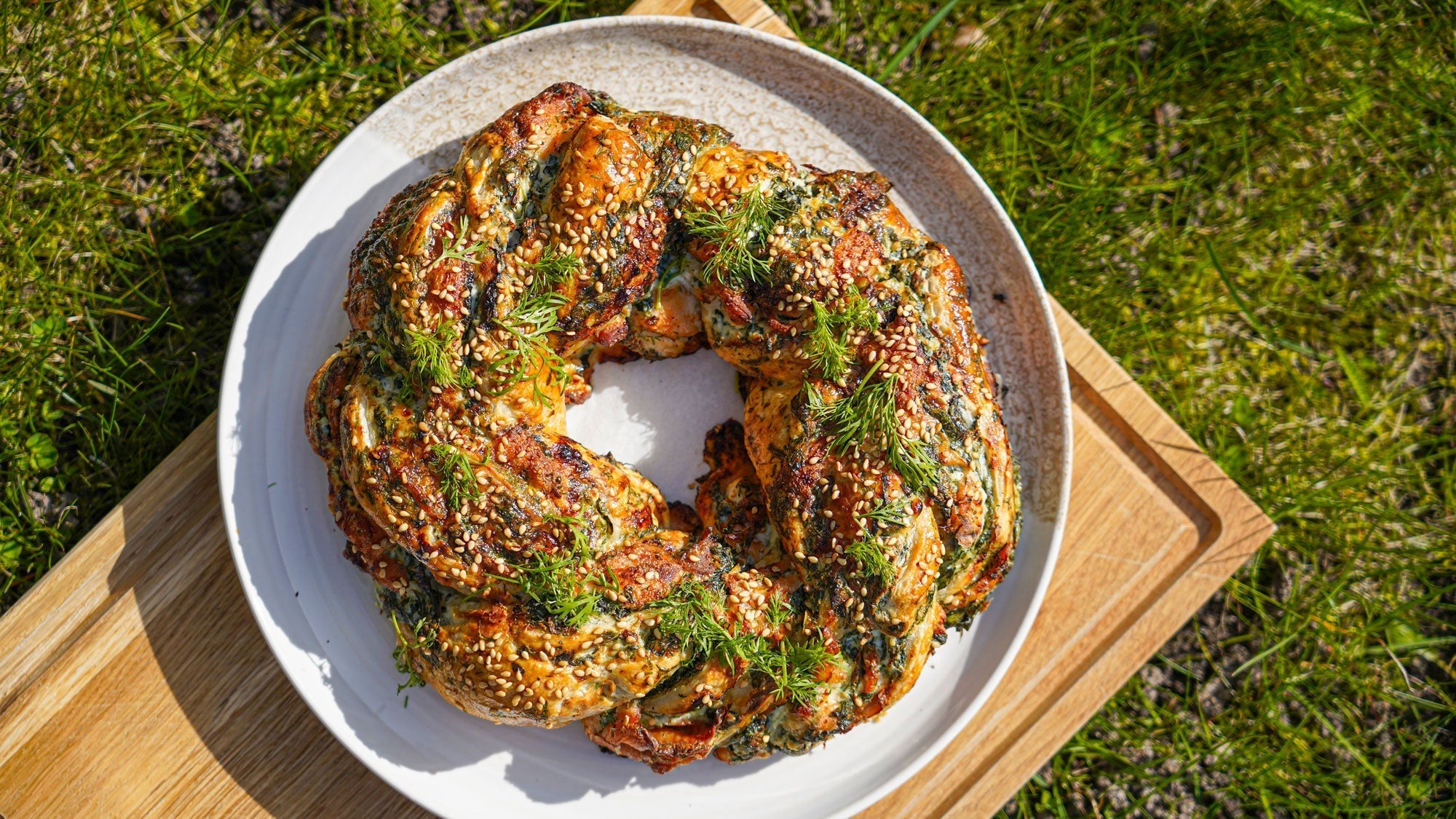 Butterdejs-krans med laks, flødeost, dild & spinat