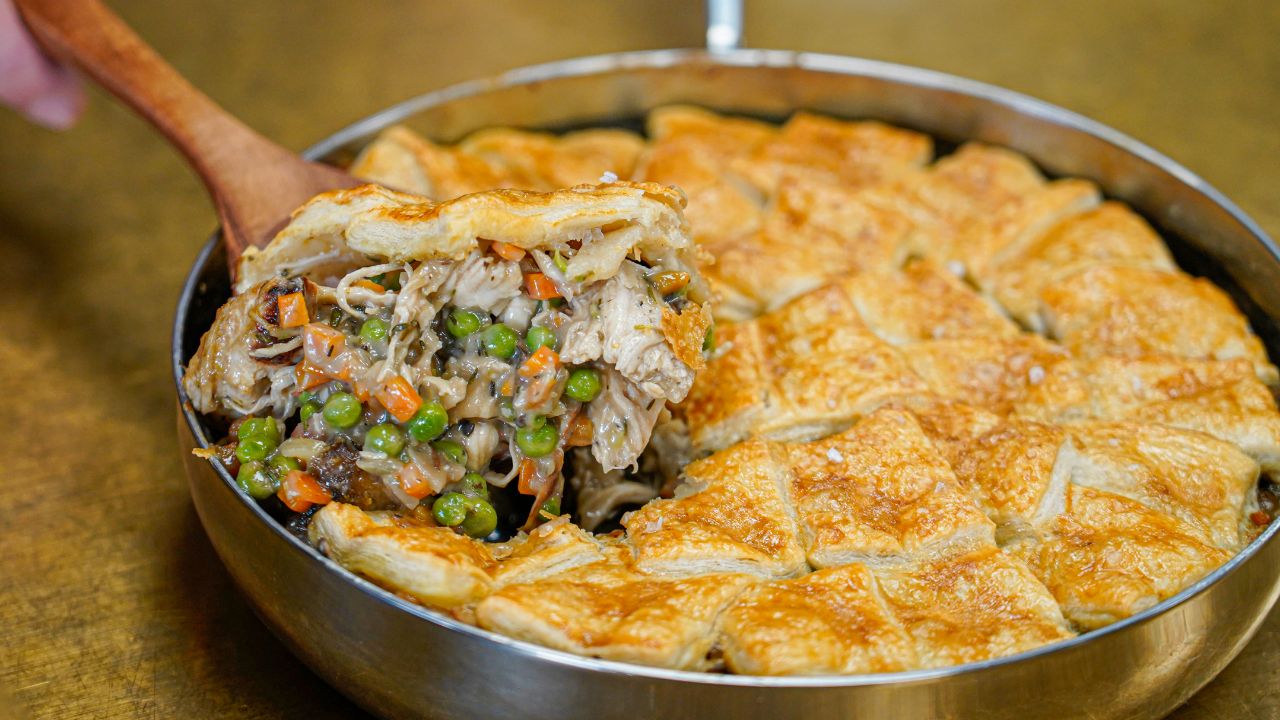 Chicken Pot Pie med cremet kyllingefyld og sprød butterdej