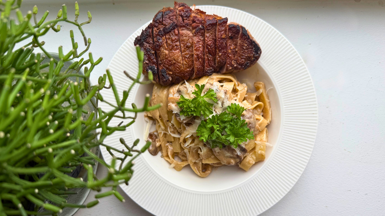 Cremet steak pastaret med champignon