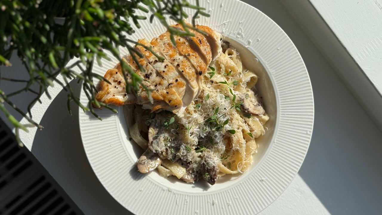 Cremet svampepasta med hvidvin og kylling – fyldig comfort food med masser af smag