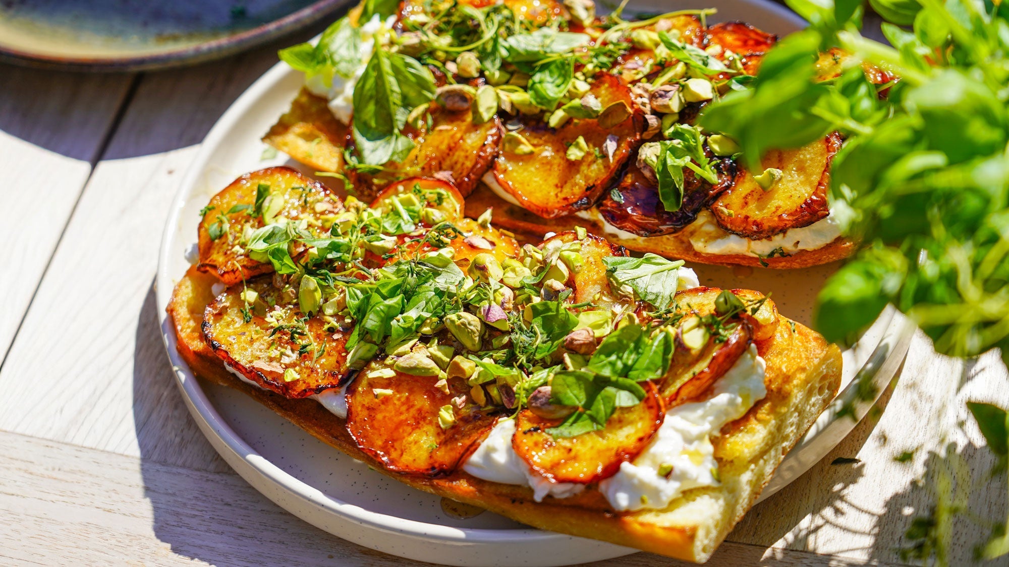 Ristet surdejsbrød med stegt fersken, burrata, honning & pistacienødder