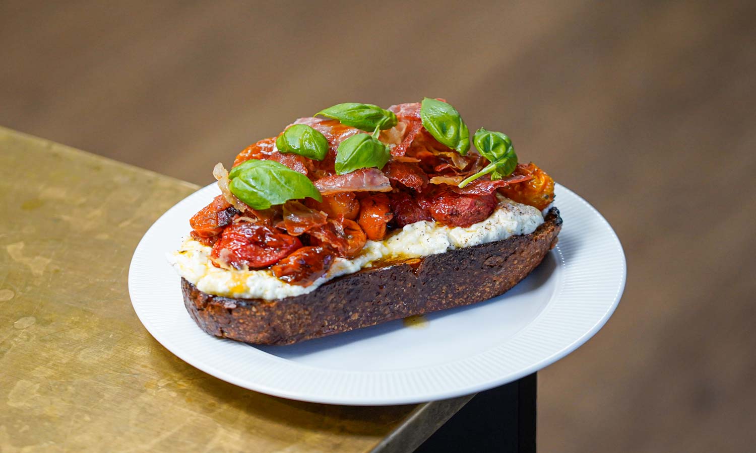 Ristet surdejsbrød med fetacreme & ovnbagte cherrytomater