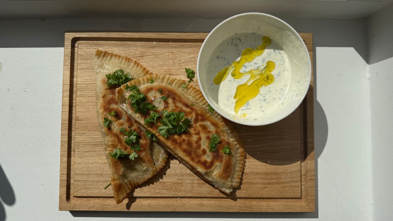 Gözleme med oksekød, spinat og feta