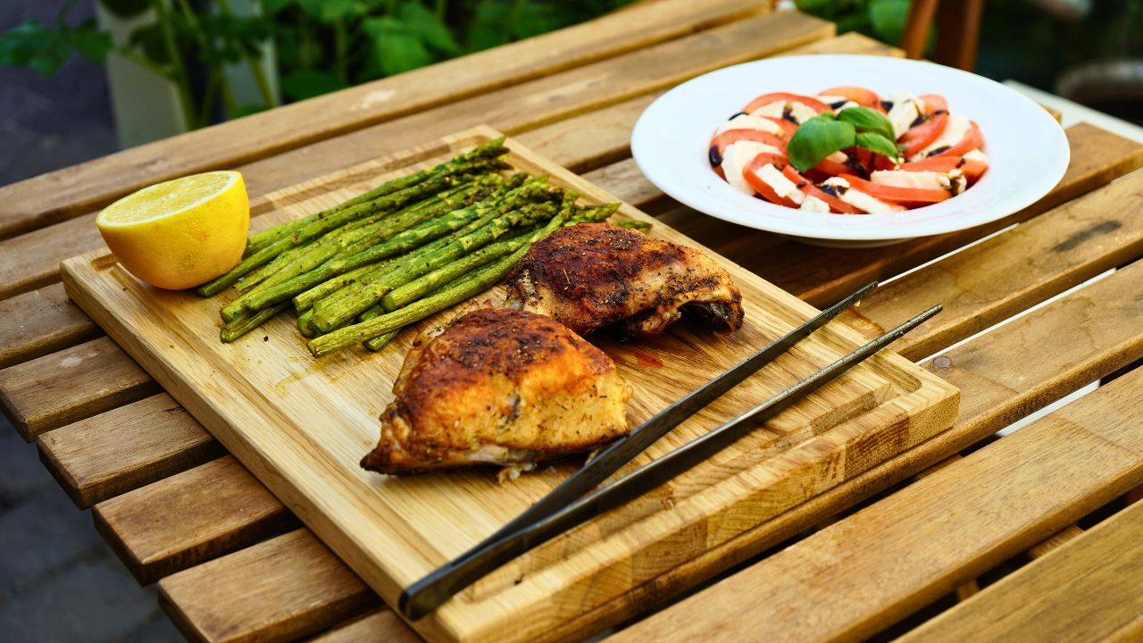 Grillet kylling med sprødt skind, asparges og frisk tomatsalat