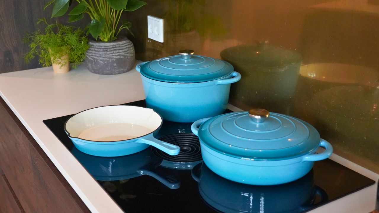 Alt du skal vide om gryder og pander i emaljeret støbejern