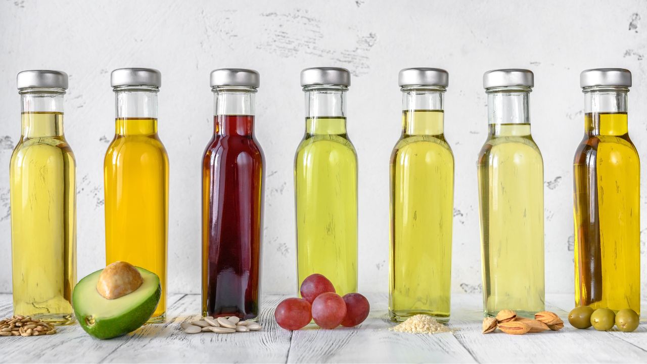 Forskellige madolier i klare flasker – illustration af variation i madolier og deres anvendelse i madlavning