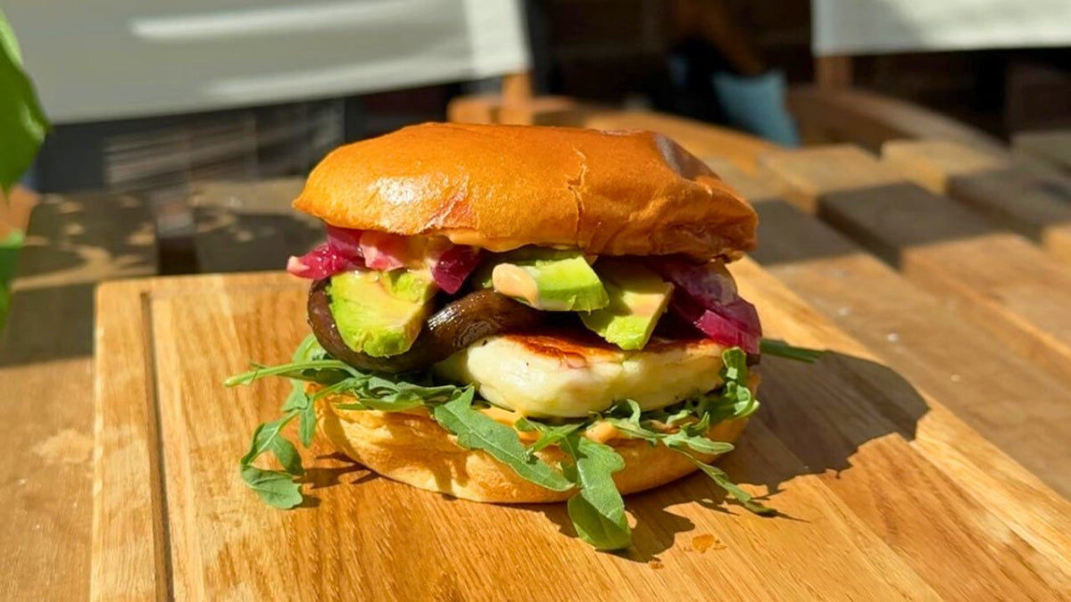 Halloumiburger med portobello, chilimayo og syltede rødløg