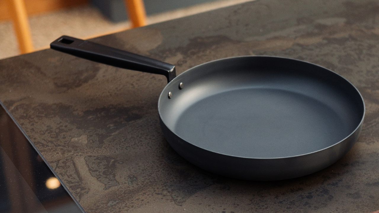 Hvordan fjerner man rust fra en carbonstål pande?