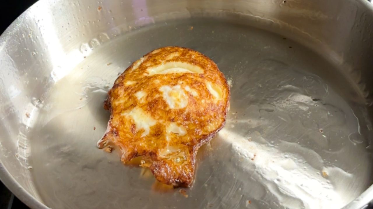 Sådan steger du et perfekt spejlæg på en pande i rustfrit stål