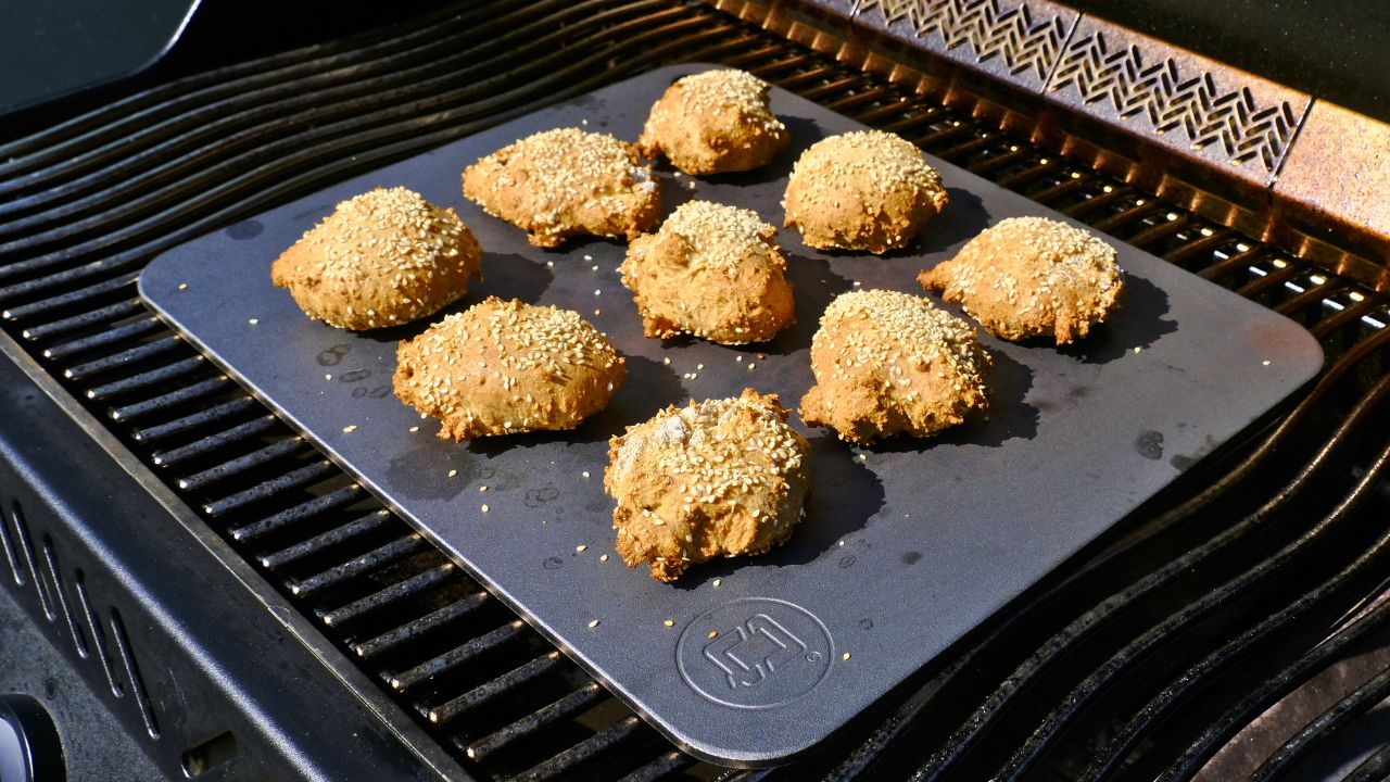 Hytteost boller bagt på grill