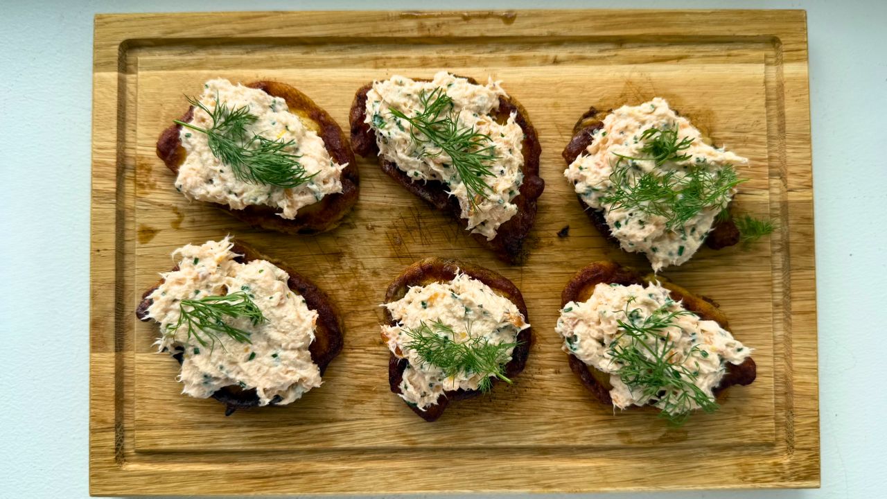 Kartoffelblinis med røget laksemousse, syltet agurk og rugbrødscrunch