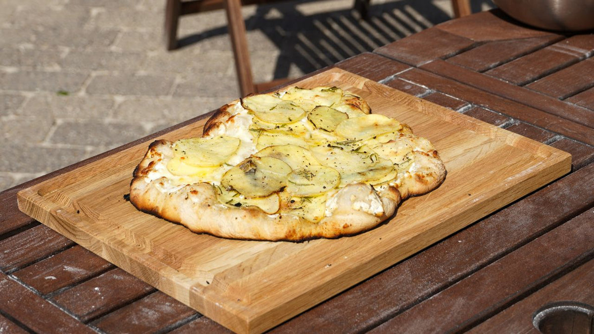 Kartoffelpizza med sprød bund og cremet topping