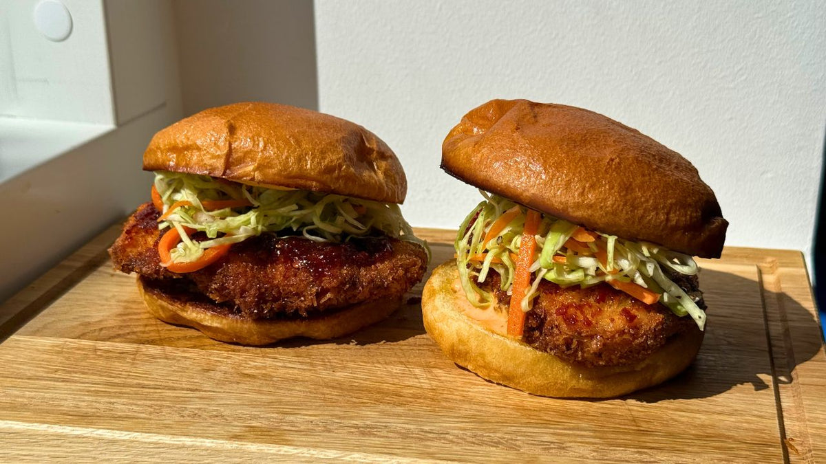 Korean Fried Chicken Burger med sticky glaze og sprød slaw