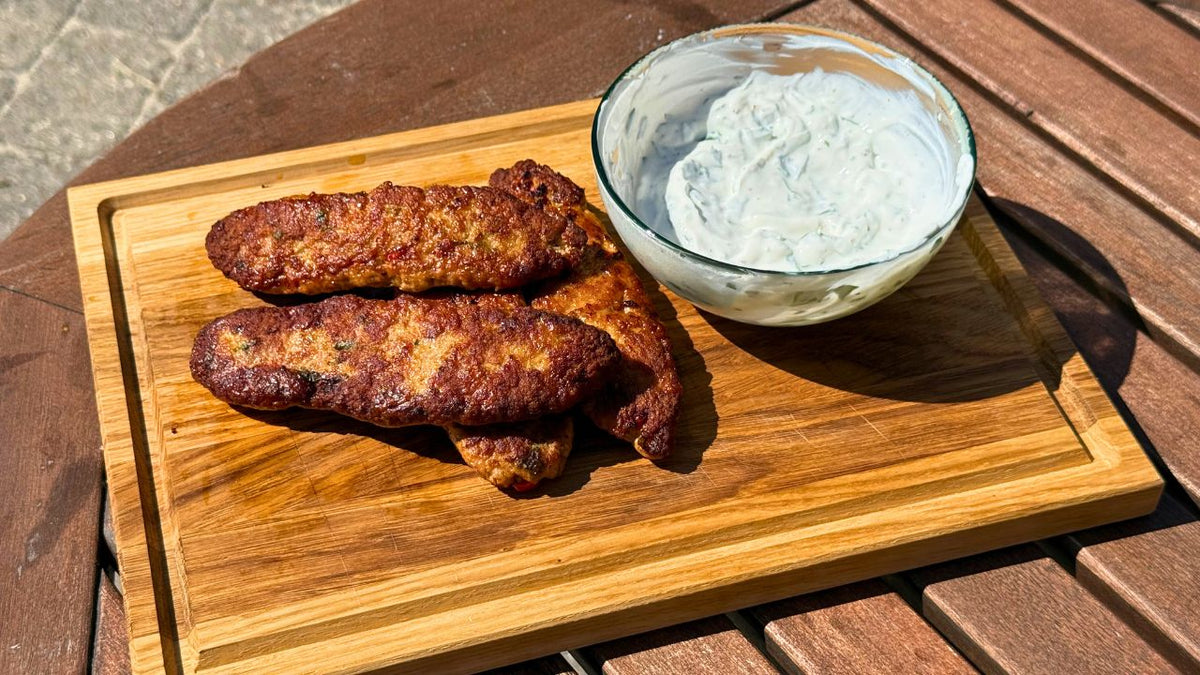 Kyllingekofta med friske krydderurter og yoghurtdressing