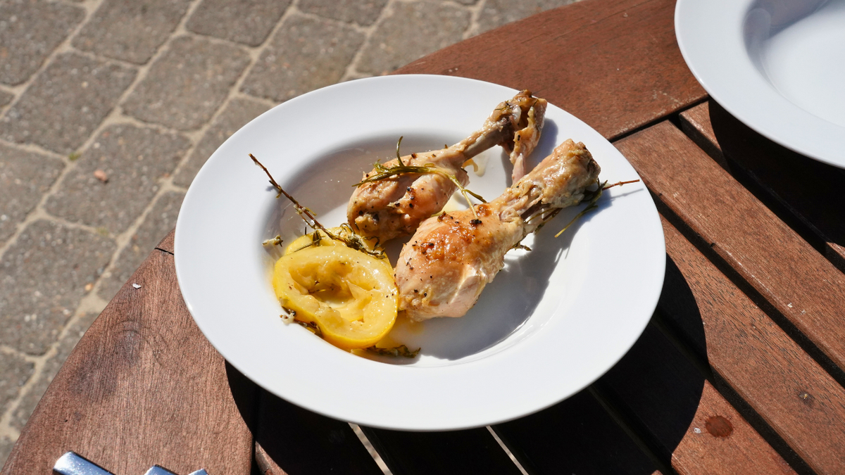 Kyllingelår i støbejernsgryde på grillen